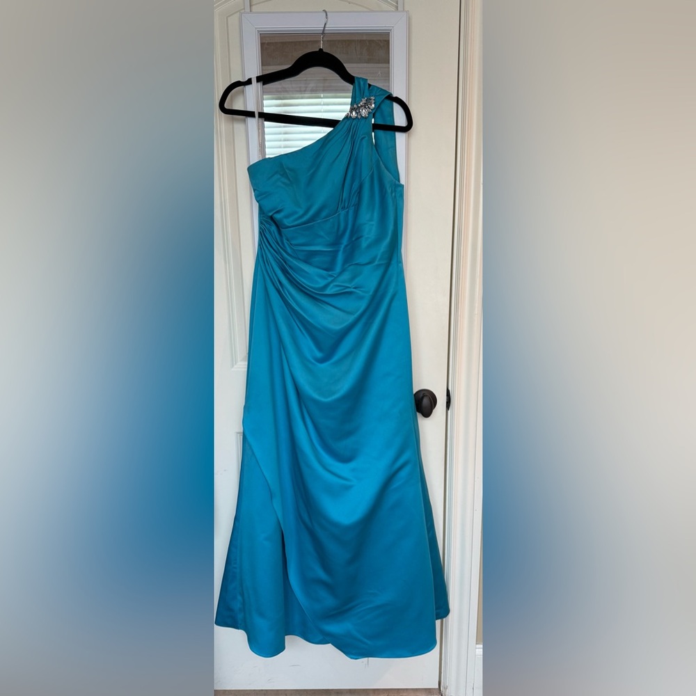 💎 David’s Bridal One-Shoulder Teal Gown – Size 12 💙✨